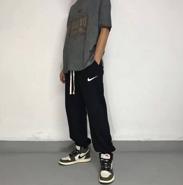 nike耐克经典小钩百搭宽松运动卫裤束脚裤休闲裤子 ｜无敌版型｜｜男女同款｜ 面料采用超高品质华棉 最大的优点就是亲肤性跟保形性好 顶级面料带来超舒适上身感受