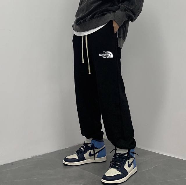 the North Face 北面Tnf经典运动百搭宽松卫裤束脚裤休闲裤子 ｜无敌版型｜｜男女同款｜ 面料采用超高品质华棉 最大的优点就是亲肤性跟保形性好 顶级