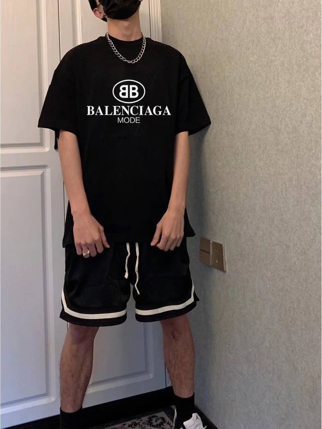 balenciaga巴黎世家Mode短袖半袖T恤 采用230G双纱100%精梳纯棉面料 螺纹定织定染无色差！采用过肩拉条工艺，百洗不变形！ -采用高端印花，百洗