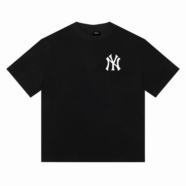 mlb-Ny 纽约1995泼墨限定短袖男女同款半袖T恤 面料采用230G双纱纯棉面料、经过高温预缩处理，配套同缸1X1螺纹，反复水洗不易变形。 定位裁剪、版型纯
