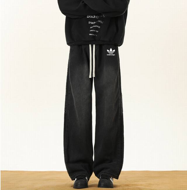 adidas 阿迪达斯&Balenciage 巴黎世家联名拼接牛仔裤， 男女同款 海外限量款纯色工装牛仔裤，25Aw巴黎世家最新款，简约大方日常通勤首选，辨识度
