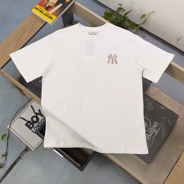 款号：Yy905 高版本 2025新款Mlb洋基队Ny经典刺绣复古小标Logo图案印花休闲情侣短袖T恤，选用了260克双纱爽滑棉面料制作而成。精细的做工和清晰的