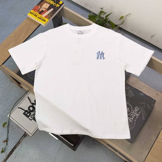 款号：Yy955 高版本 2025新款Mlb洋基队Ny后背复古老花图案Logo字母印花休闲情侣短袖T恤，选用了260克双纱爽滑棉面料制作而成。精细的做工和清晰的