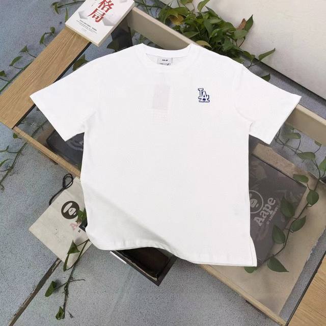 款号：Yy927 高版本 2025新款Mlb洋基队Ny经典刺绣小标Logo卡通图案印花休闲情侣短袖T恤，选用了260克双纱爽滑棉面料制作而成。精细的做工和清晰的