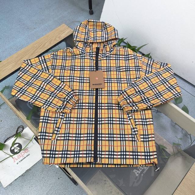 2025新款 款号：Pm222 高版本 2025新款Burberry巴宝莉经典条纹格子图案印花休闲情侣连帽夹克冲锋衣外套，官网同步，精准印花，原版五金，定制Lo