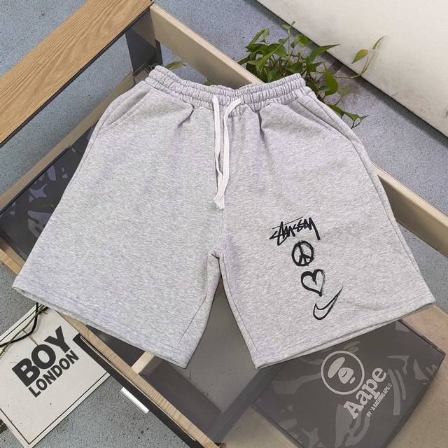 款号：Xb 7 2025新款Stussynike斯图西联名耐克爱心钩子图案Logo字母印花休闲情侣毛圈短裤五分裤，不要说你不喜欢这条裤子，简单的版型真的无可挑剔