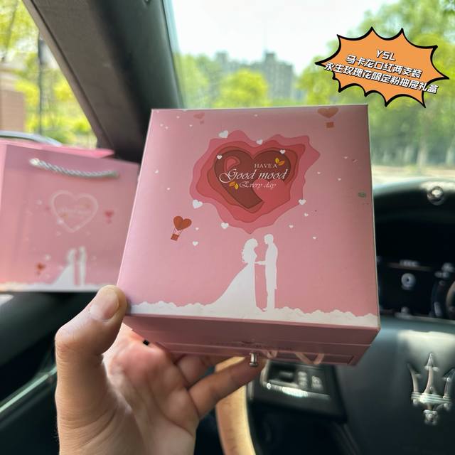 5.20情人节浮力 #玫瑰花+口红+限定礼盒，这样的礼物哪个女人能抗拒？从黑暗到光明，从日落到日出，我们终将见到彩虹，爱就要天翻地覆，一抹梦幻，点亮你的唇间星河