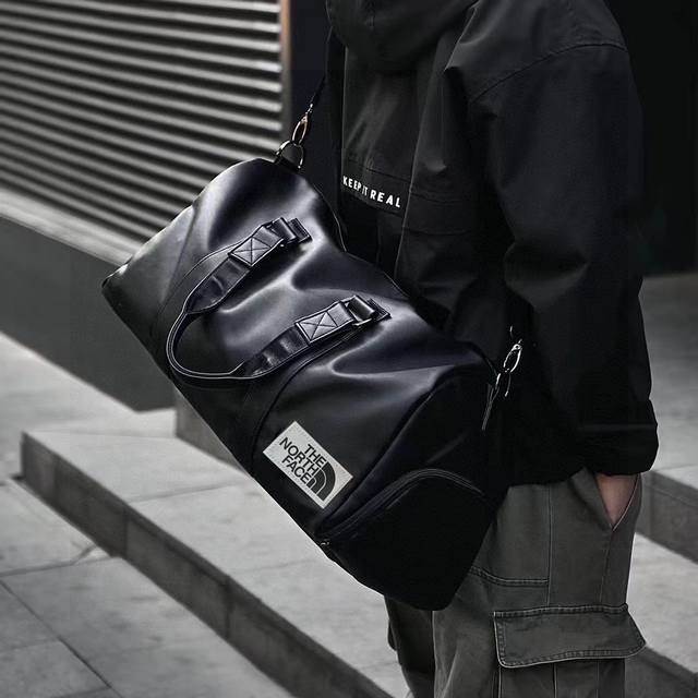 the North Face 北面旅行大挎包 黑色旅行单肩斜挎大挎包 单肩 斜挎 手提 旅行包健身包 日常去健身拿或者短途出行 日常出街塞东西斜挎非常方便 生活