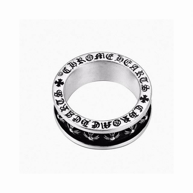 chrome Hearts 克罗心黑环十字花戒指 很炫酷，弄潮必备单品。无敌细节，看实拍！ 顶级泰银工艺！别具一格的质感和色泽，使首饰粗犷而古朴。经过特殊处理,
