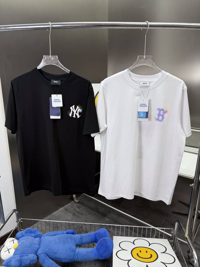 最新款短袖 同步一比一凉感面料，上身舒服到不想脱下来～ 潮趣印花 时髦氛围感 凉感面料 一触即凉 随时清爽在线 宽松版型 遮肉显瘦 时髦随性 满满的细节感，色彩