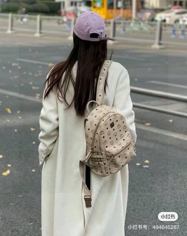 mcm双肩包米色中号 这款绝对是Mcm的宝藏款，红遍大江南北，试问谁人不知谁人不晓？ 这款包采用的是经典的Visetor材质，非常耐磨耐用 两侧各有14颗铆钉，