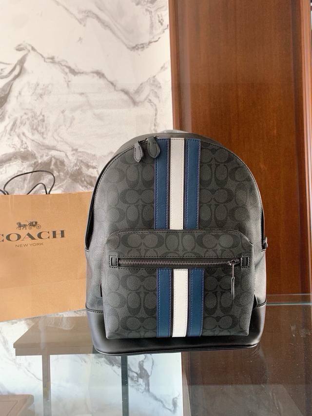 coach 蔻驰双层蓝白条纹双肩包 Coach蔻驰新款又来咯 经典Logo标志 Charter 背包 学院风的包型整体风格简约大方不失个性 碳黑色经典Logo通