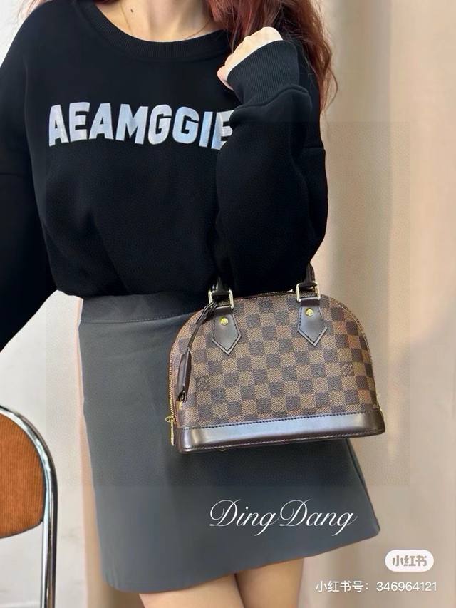 lv Alma 棕格贝壳包 Lv老花界的颜值天花板 贝壳包型优雅流畅，气质中又带点儿可爱 双手柄＋长带肩的设计，可以手提也可以单肩或斜挎背，一包多用 贝壳包型容