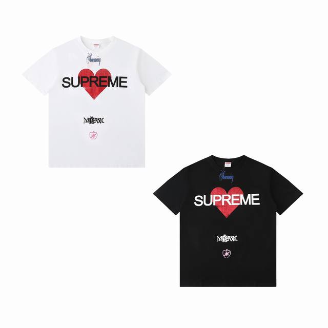 supreme Ss25 Week1 Announcing Tee 心形Logo图案圆领短袖T恤 男女同款 印花细节十分到位，螺纹处采用成衣印花，需将成衣整烫平
