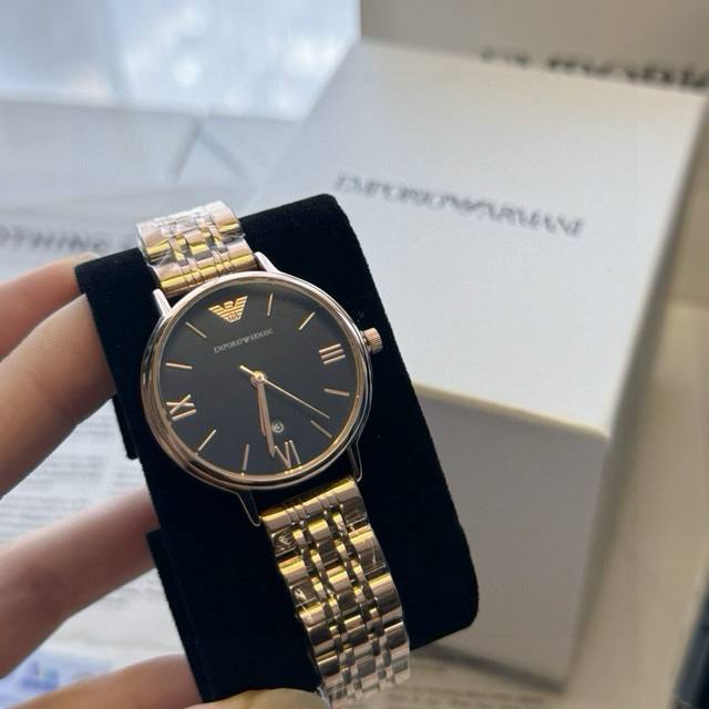 阿玛尼女表金黑色 Emporioarmani 经典时尚休闲石英女表，满钻设计 在不同角度不同光线下会呈现出不同色彩，优雅璀璨水钻搭配，低调奢美，气质不凡，流畅表