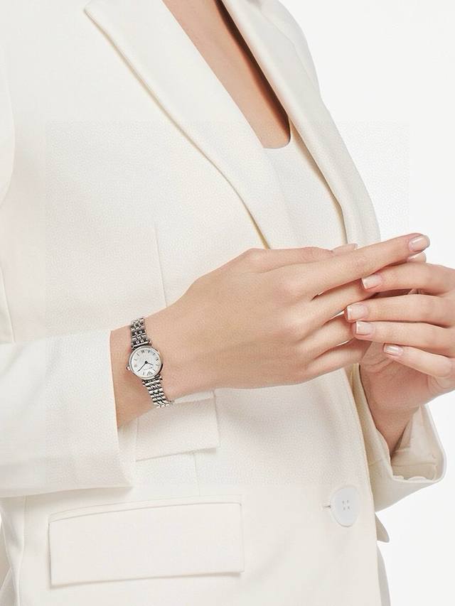 阿玛尼女表银色 Emporioarmani 经典时尚休闲石英女表，满钻设计 在不同角度不同光线下会呈现出不同色彩，优雅璀璨水钻搭配，低调奢美，气质不凡，流畅表身