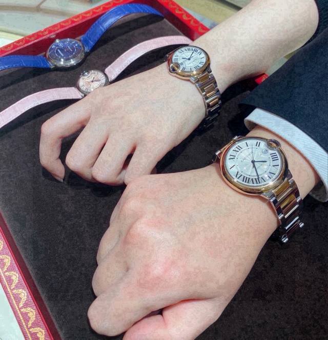 卡地亚蓝气球介金色33Mm 精钢表带～配吊牌～卡地亚、精钢表带、区别市场普通货，同等级独家采用表头三件套做工、底盖字体螺丝位等高细节处理 凸面弧形表壳。全实心3
