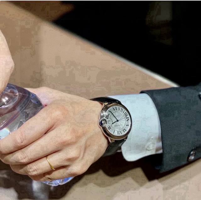 卡地亚蓝气球牛皮表带情侣表 卡地亚Cartler蓝气球腕表 日本进口石英 316精钢表壳 高清蓝宝石镜面 进口小牛皮表带，规格有：33 36 42 这个系列的腕