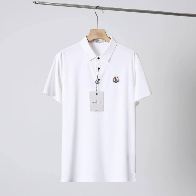 上新 Moncler 蒙口新款休闲商务Polo衫，25年夏季新款。顶级工艺，采用高品质珠地桑蚕丝面料，透气性良好，精美立体，穿着舒适透气，彩条间色针织领，细节到