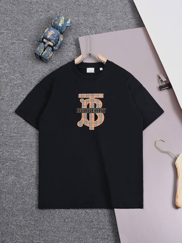 高品质 Burberry 巴宝莉Tb贴布字母刺绣新款T桖！ 25Ss春夏新品，B家标识醒目贴布，百灵达万针刺绣， 采用32支260克双纱纯棉原版面料，磨毛处理更