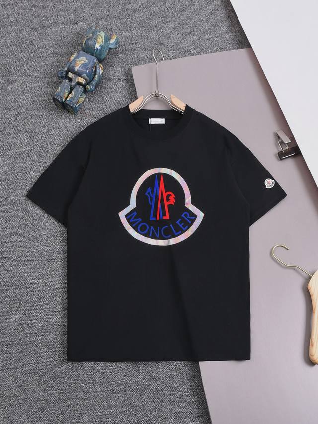 高品质 Moncler 蒙口炫彩印花新款T桖！ 25Ss春夏新品，官网旗舰店同步开售，胸前大Loog采用炫彩印花，非二次开发，原版成型，袖口手臂章仔采用刺绣小标