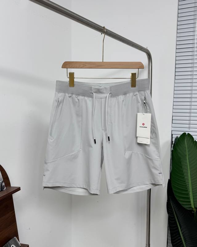 露露Lululemon夏季新款休闲运动短裤 超级舒服的一款夏季休闲短裤 男女同款 质感轻盈 面料柔韧 专注训练 腰部采用网面面料 腰部抽绳可按需置于内侧或者外侧