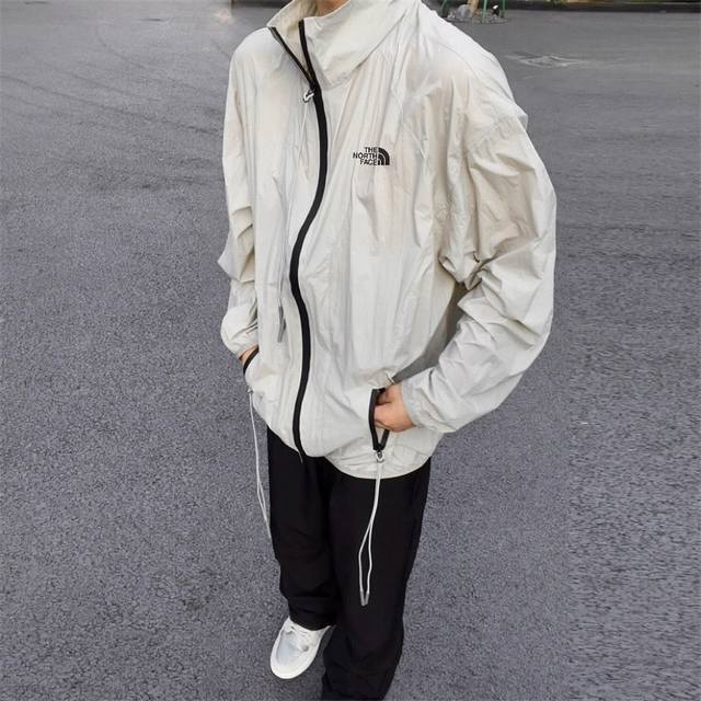 tnf北面 石灰色立领设计款拼接高品质防晒薄款透气冲锋衣夹克拉链外套情侣款 Color: 浅灰 Size: M-Xl M 肩宽60 胸围124 衣长69 Cm