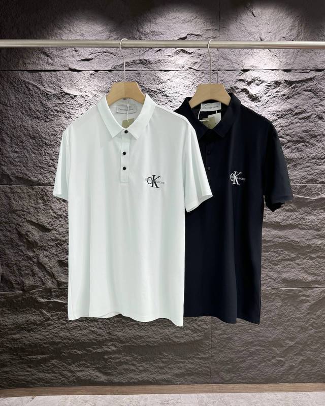 供 美式经典 Calvin Klein刺绣丝光棉色织翻领商务休闲Polo 这样的经典款Polo应该是人手一件 没有花哨的图案，简简单单已经很有质感 上班休闲都适