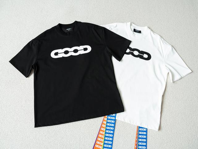 裂变”设计 超多明星上身 原厂品质 Good Brand纯色裂变字母Logo 印花 宽松 圆领短袖T恤 男女款 尺码：1 2 3 4 颜色：黑色 白色 尺码表