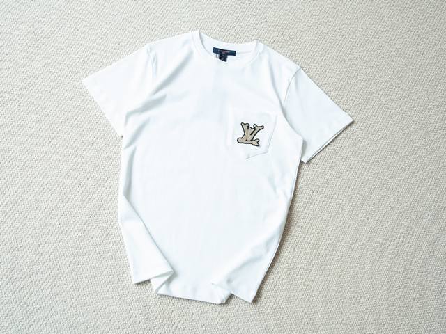 顶级轻奢面料 Louis Vuitton 纯色胸前口袋扁金刺绣Tee 男女同款 颜色： 白色 尺码： S M L 尺寸推荐： 模特A：身高152，体重90，穿S