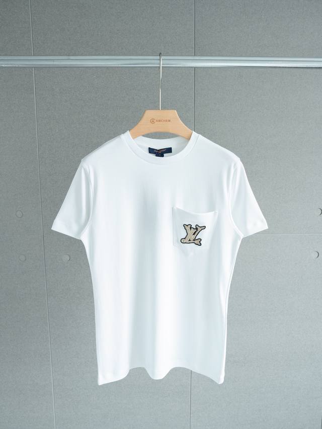 顶级轻奢面料 Louis Vuitton 纯色胸前口袋扁金刺绣Tee 女款 颜色： 白色 尺码： S M L 尺寸推荐： 模特A：身高152，体重90，穿S码宽