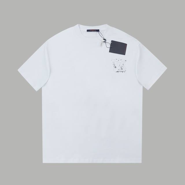 高品质 Lv 路易25Ss新款印花棉质短袖T恤 本款棉质T 恤铺陈全幅 Damier Monogram 图案，将袖珍 Monogram元素融入方格，再于胸前刺绣