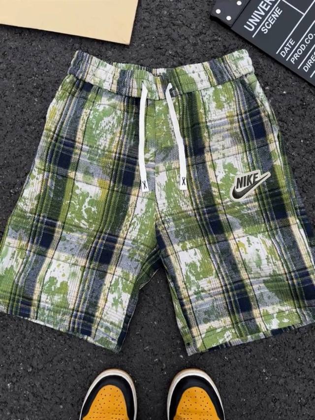 耐克Nike字母贴布刺绣格子扎染绿色休闲工装短裤男夏季美式高街潮牌冰感透气宽松五分裤 ~采用舒适进口格子柔软面料 不起球 不掉色 透气性超强 ~格子设计 版型男