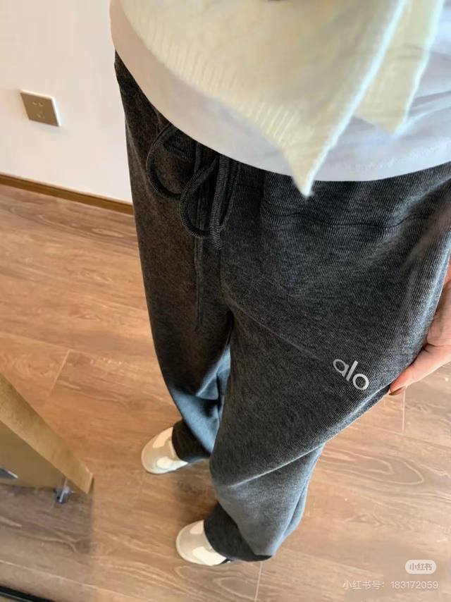 alo新款长裤｜自在型格，步履生风** ** 轻盈有型，穿出高级感 ** 毛圈面料加持，如第二层肌肤般贴合，运动、通勤、休闲无缝切换。 立体剪裁+微压设计，藏肉