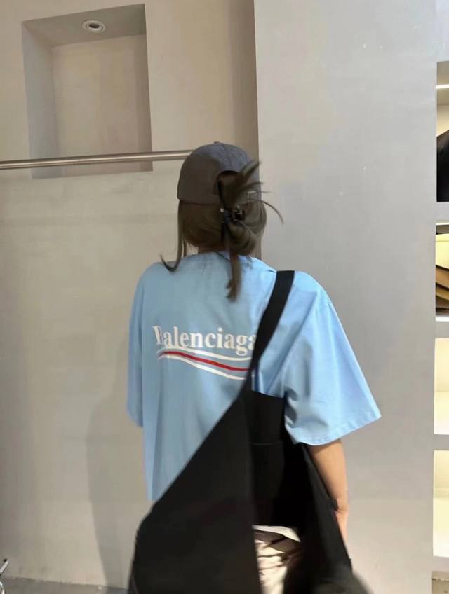 上新 纯棉 Balenciag* 巴黎世家 很难不爱这么夏天的巴黎世家吧！！ 一眼相中Bb海浪Tee 版型是Oversize 满足不同身材，轻松拿捏 怎么搭配都