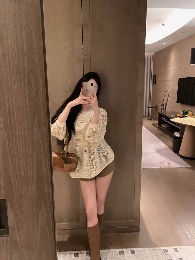 上新 小香 25.Ss小香漏洞防晒毛衣 颜色：杏色 码数：Sml S码推荐： 80~ M码推荐： ～115 L 码推荐： 115～135
