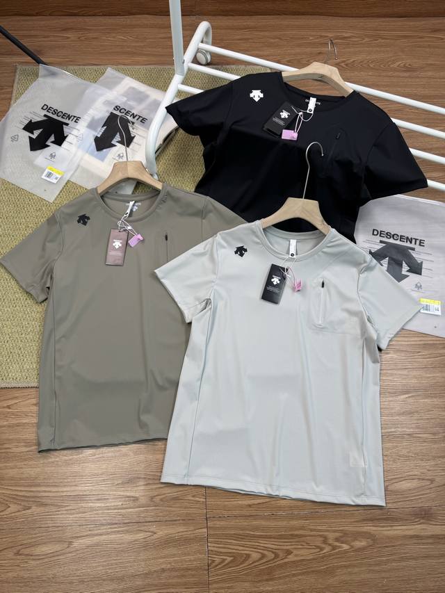 供 Descente迪桑特男女同款印花Logo纯色简约圆领短袖户外运动通勤休闲吸汗透气时尚百搭T恤 颜色：黑色 卡其 灰色 尺码：Xl-5Xl 迪桑特Desce