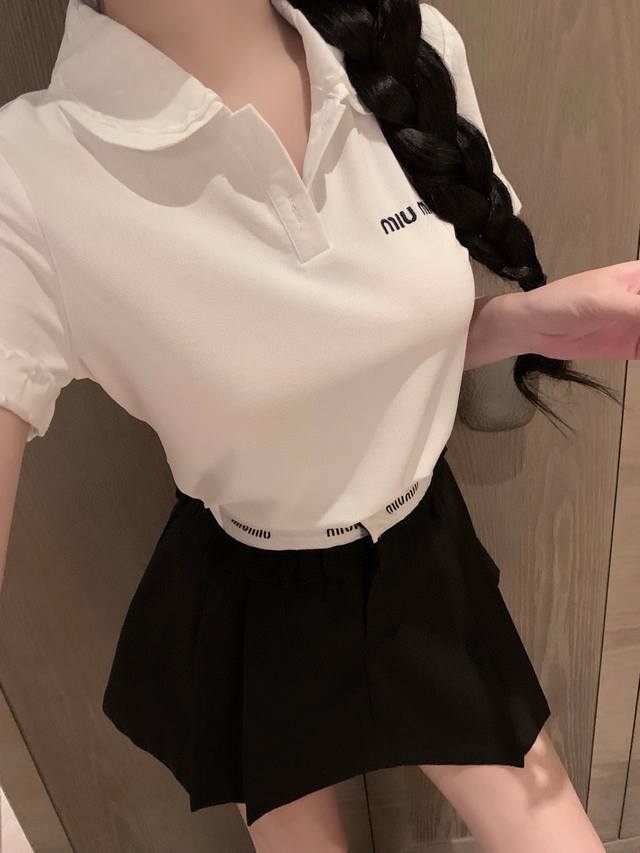 上衣 裙子 Miumiu缪缪字母刺绣花边双层翻领短袖上衣字母印花拼接压褶短裙套装 款号：25670505321 颜色：图片色 尺码：Sml S码80-95斤 M