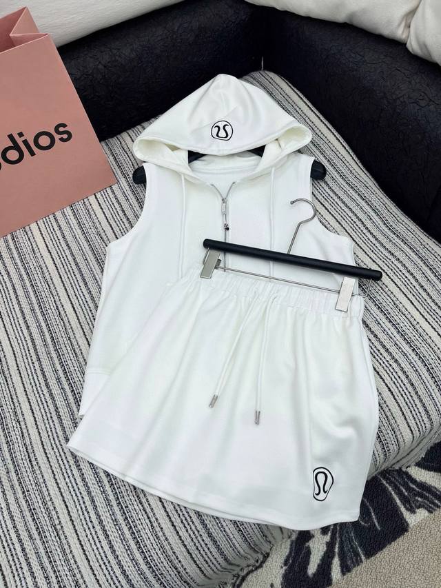 lululemon露露乐蒙经典Logo刺绣拉链连帽马甲抽绳松紧腰短裤裙套装 款号：25671105316 颜色：黑色 白色 尺码：Sml S码80-95斤 M码