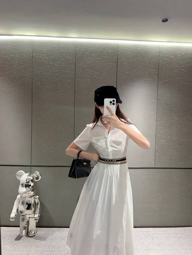prada普拉达定制字母三角标定制织带拼接翻领短袖连衣裙 款号：25670703204 颜色：黑色 白色 尺码：Sml S码80-95斤 M码95- 斤 L码