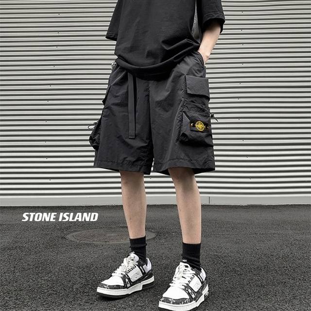 stone Island 石头岛25Ss新品工装机能风大口袋徽章Logo百搭休闲短裤，经典百搭永不过时，夏季出行必备百搭短裤 高密度特定梭织全棉纱卡面料，上身舒