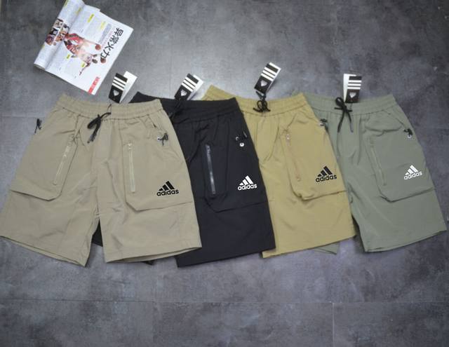 adidas 阿迪夏季新款中腰松紧运动户外短裤 三角标Logo运动短裤 定制冷感面料 透气舒适工装风格男子立体裁剪5分裤短裤 ，透气性强，适合各种环境，跑步时方
