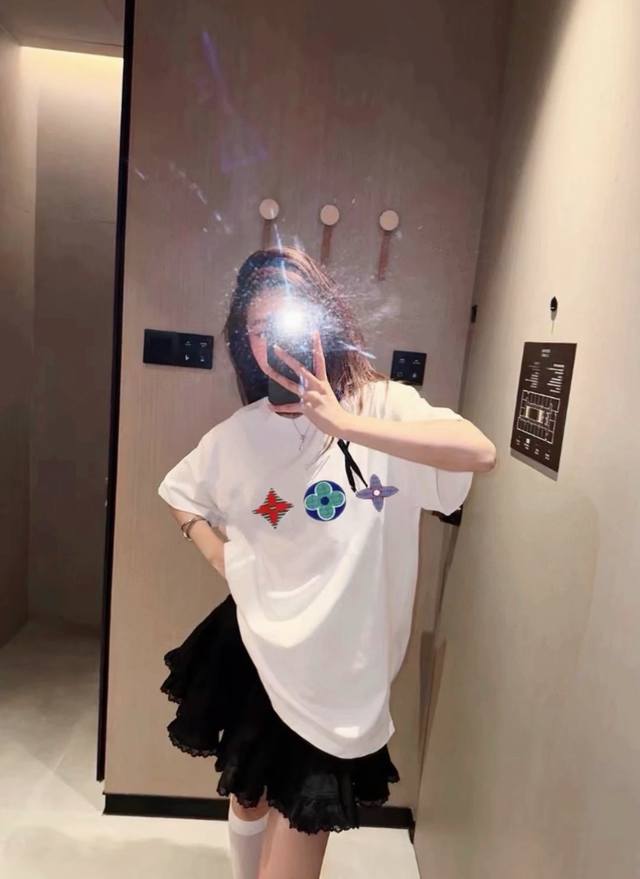 上新 Lv 驴 定制标签三花图案短袖T恤～ 夏季最佳 经典四叶草简约搭配 1V三花图案印花T 经典老花图案设计，春夏色彩图案主打，简单的三色图案印花 ，简约好穿