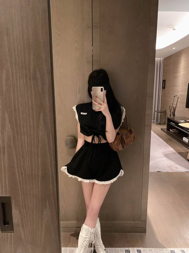 上新 Miumiu 缪缪 25.Ss蕾丝花边抽绳短裤套装 颜色：黑色 灰色 码数：Sml S码推荐： 80~ M码推荐： ～115 L 码推荐： 115～135