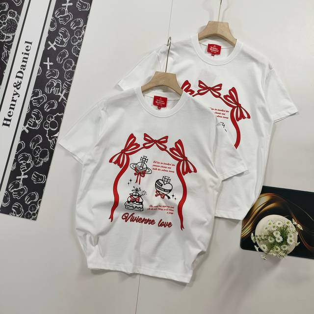 尺码Xs-L爆款推荐 Vivienne West Wood 西太后 薇薇安 土星个性涂鸦短袖T恤 2025年顶流爆款 无需多言 独家款式请勿抄袭 抄袭必究 25