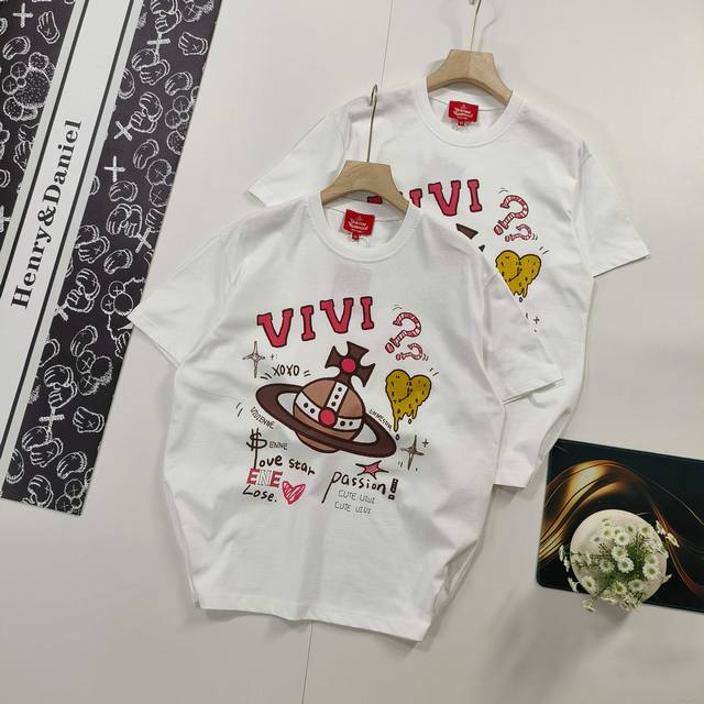 尺码Xs-L爆款推荐 Vivienne West Wood 西太后 薇薇安 土星个性卡通涂鸦印花短袖T恤 2025年顶流爆款 无需多言 独家款式请勿抄袭 抄袭必