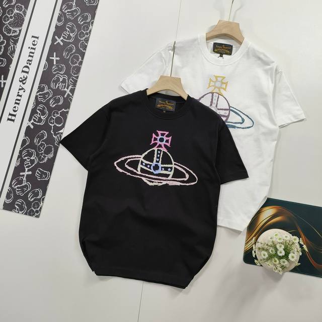 尺码Xs-L爆款推荐 Vivienne West Wood 西太后 薇薇安 土星涂鸦短袖T恤 2025年顶流爆款 无需多言 直接开细节 5580元Yb开模 正确