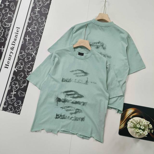 尺码Xs-L爆款推荐 Balenciaga 巴黎世家2025 Ss 前后模糊图案白墨直喷洗水磨烂破坏做旧下摆手工打磨短袖T恤 本市场No.1的质量 真正天花板品