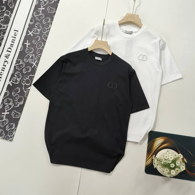 尺码S-Xl经典爆款 25Ss夏季新品Dior 迪奥 经典胸口Cd刺绣小标休闲圆领短袖T恤 男女同款 购入原版开模打造，全套定制辅料，细节决定成败。 迪奥 全称