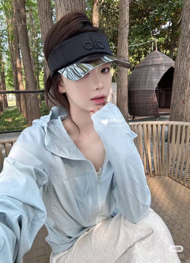 上新# 新款始祖鸟防晒服 行走的“防晒伞”夏季刚需皮肤衣上线Arc‘Teryx始祖鸟轻薄款，舒适透气降温防晒衣 一款能降温的全方位防晒皮肤衣来啦！ 帽檐看脱卸全